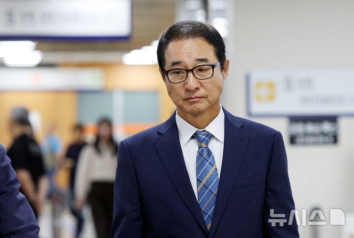 '민주당 돈봉투 의혹' <b>이성만</b> 전 <b>의원</b>, 2심서 <b>무죄</b>