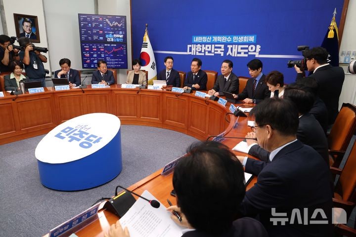 與 "국힘, <b>조희대</b> 대선 개입 의혹 왜곡…호위무사인가"(종합)