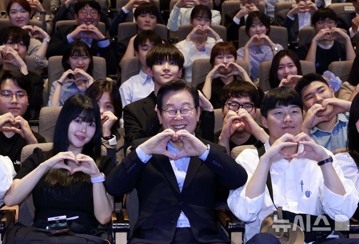 李대통령 "모든 <b>청년의</b> 첫 출발 보장"…정부, <b>청년의 날</b> 기념식 개최