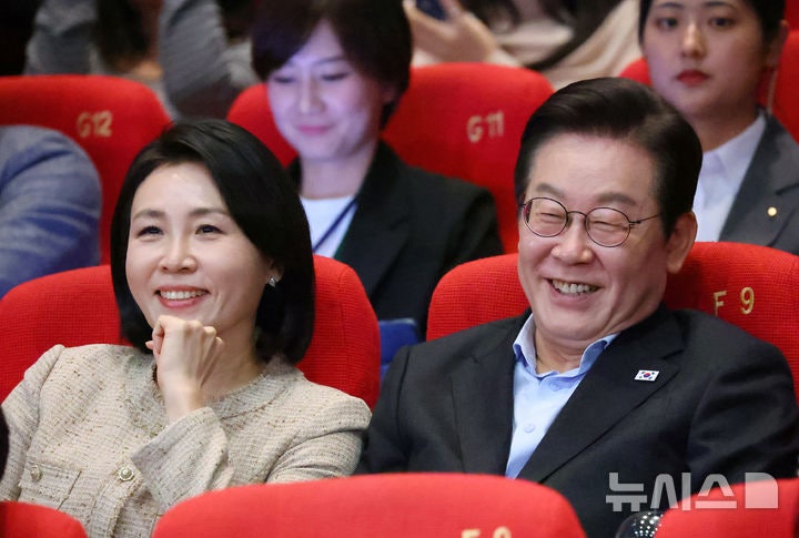 李<b>대통령</b>, <b>부산국제영화제</b> '극장의 시간들' 관람…"국산 영화 지원" 약속