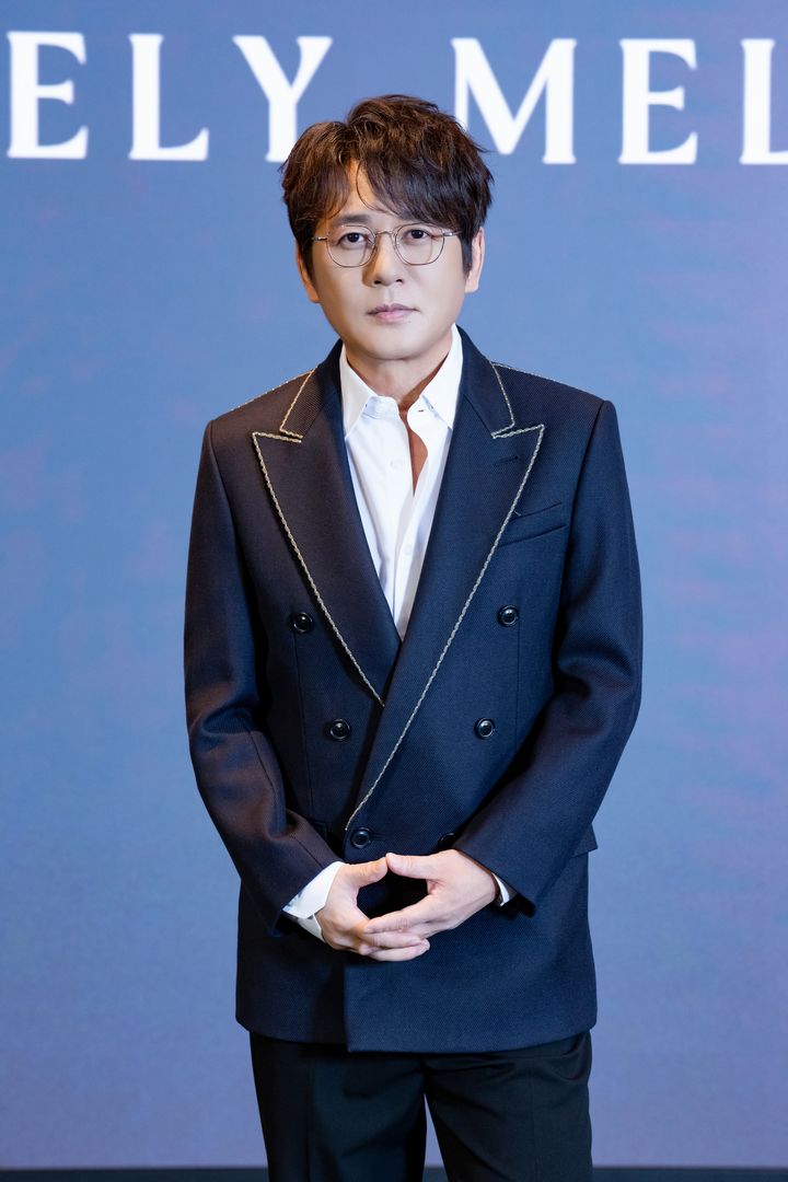 '애이불비' <b>신승훈</b>, <b>35주년</b> 발라드 '철벽수비' 황제