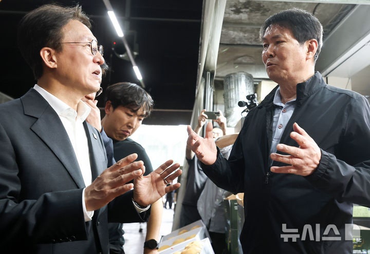가락시장 <b>물가</b> 현장 <b>점검</b> 나선 <b>김민석 총리</b>