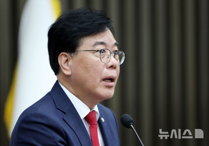<b>정책의총</b>서 발언하는 <b>송언석 원내대표</b>