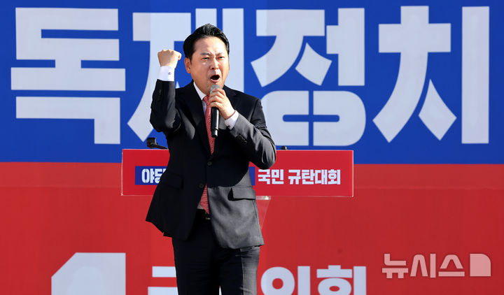 [대구=뉴시스] 이무열 기자 = 장동혁 국민의힘 대표가 21일 대구 동구 동대구역 광장에서 열린 야당탄압·독재정치 국민 규탄대회에서 발언을 하고 있다. 2025.09.21. lmy