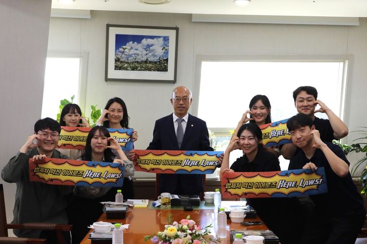 법제처는 조원철 법제처장이 저연차 직원들을 만나 조직 문화 개선에 관한 의견을 들었다고 23일 밝혔다. 사진은 조 처장이 직원들과 함께한 모습. (사진=법제처 제공) 2025.09