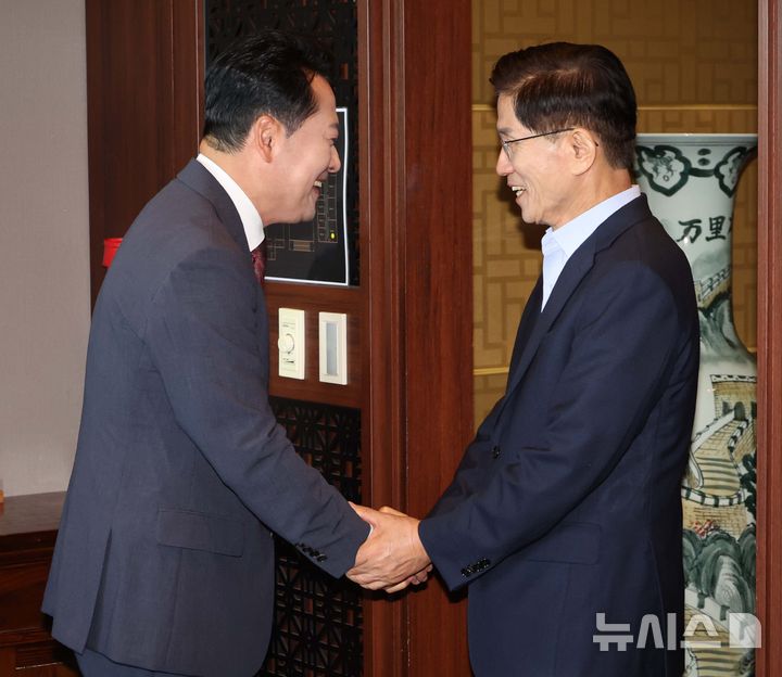 [서울=뉴시스] 김명년 기자 = 장동혁 국민의힘 대표가 23일 서울 여의도의 한 음식점에서 김문수 전 대선후보와 오찬에 앞서 인사를 나누고 있다.(공동취재) 2025.09.23. 