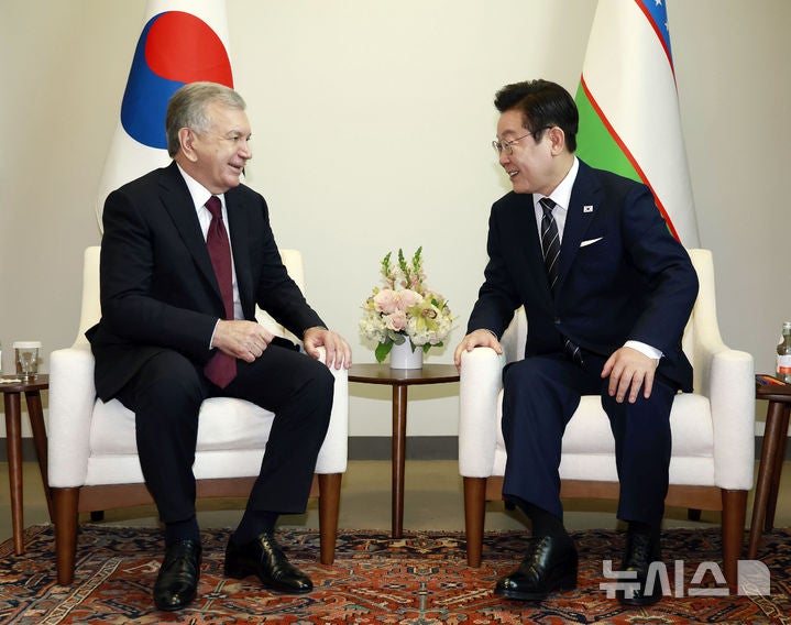이 대통령, 美뉴욕서 우즈벡·<b>체코</b> 정상과 연쇄회담…"실질<b>협력 확대</b>"(...
