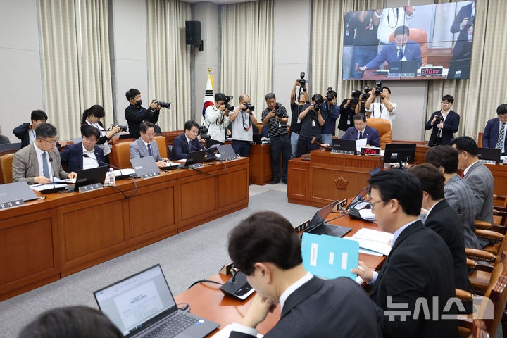 여야, 운영위서 '<b>김현지 비서관 증인</b> 공방'…"총무<b>비서관</b> 30년간 출석" ...