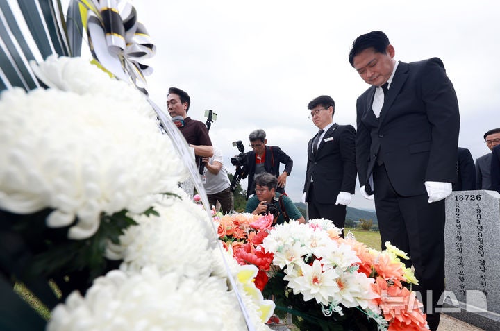 고 <b>채수근 상병 묘역</b> 참배하는 장동혁 대표