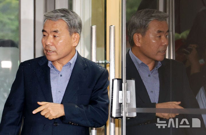 <b>이종섭</b>, 수사외압 피의자 2차 출석…'尹, 혐의자 축소 지시' 부인