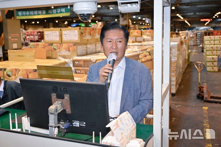 <b>정청래</b>, 가락시장서 <b>추석 물가</b> 점검…"'<b>물가</b> 걱정' 놔도 될 듯"