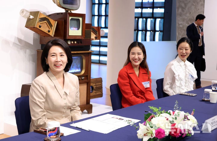 美서 청년 예술인 만난 <b>김혜경 여사</b> "뜨거운 열정 힘 보탤 것"(종합)