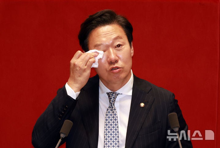 野 <b>박수민</b>, <b>필리버스터</b> 16시간 넘기며 최장 기록 돌파…"정부조직법 졸...