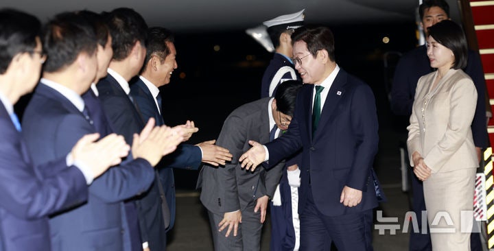 이 <b>대통령</b>, 3박5일 美 유엔총회 일정 마치고 <b>귀국</b>…APEC 준비 박차