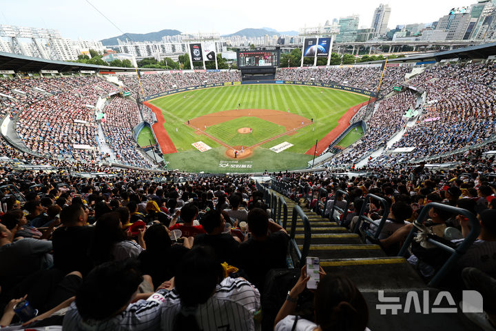 '식지 않는 열기' <b>프로야구</b>, 국내 <b>프로</b>스포츠 최초 <b>1200만</b> 관중 돌파