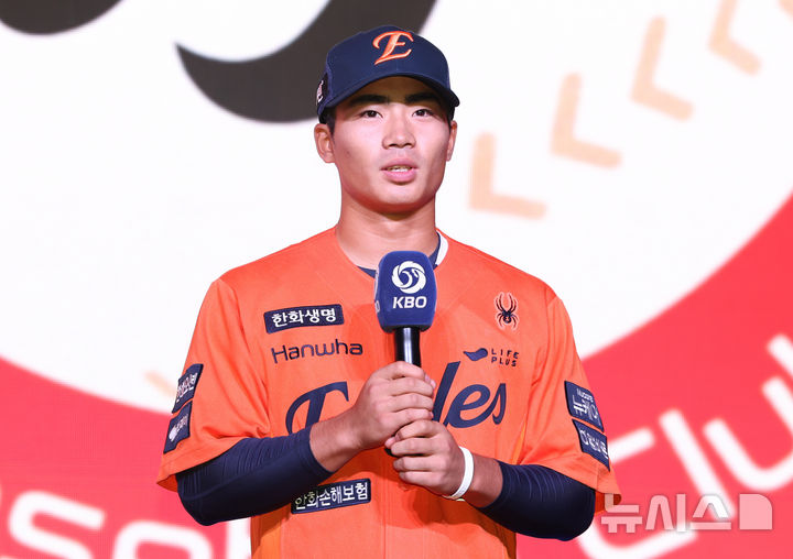 프로야구 <b>한화</b>, '1라운드 3순위' 신인 <b>오재원</b>과 2억7000만원에 <b>계약</b>