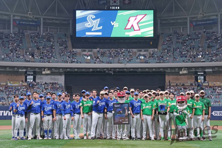 '끝판대장' <b>오승환</b>, 고척서 마지막 은퇴투어…키움, '<b>돌직구</b>' <b>트로피</b> 선...