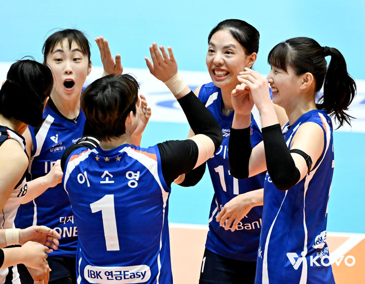 여자배구 IBK기업은행, 9년 만에 <b>컵대회</b> 우승…<b>육서영</b> <b>MVP</b>