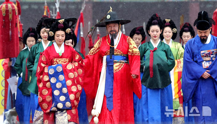 [서울=뉴시스] 추상철 기자 = 28일 오전 서울 종로구 광화문 앞에서 '2025 정조대왕 능행차 공동재현' 행사가 열리고 있다. 이날 행사는 비로 인해 약식으로 진행됐다. 202