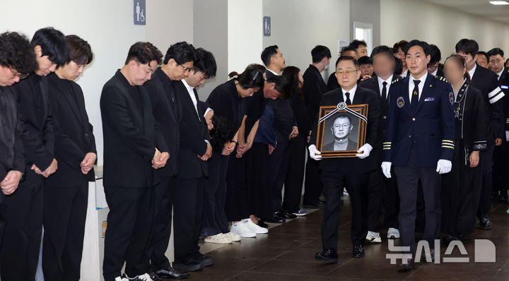 '개그계 대부' <b>전유성</b>, 후배들 눈물 속 <b>영면</b> [뉴시스Pic]
