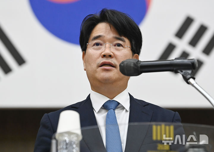 [수원=뉴시스] 김종택 기자 = 박재억 신임 수원지방검찰청 검사장이 지난 7월 29일 경기 수원시 영통구 수원지검 대강당에서 열린 제46대 검사장 취임식에서 취임사를 하고 있다. 2025.07.29. jtk@news