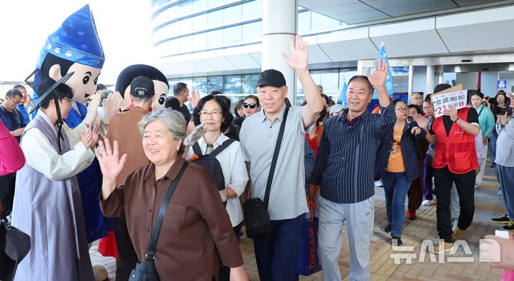 '<b>무비자 입국</b> 시행 첫날' 인천항 통해 <b>입국</b>한 중국 단체 관광객들 [뉴시...