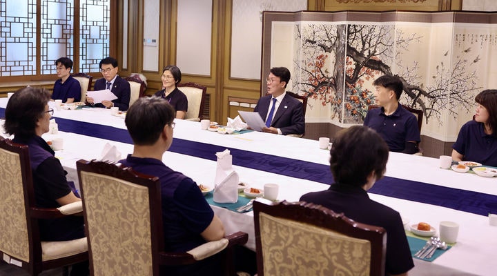 <b>김민석 총리</b>, <b>환경실무원 격려</b> 오찬