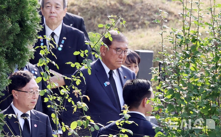 日이시바, 방한 첫 행보로 '의인' 이수현 묘소 참배…<b>한일</b> 우호 강조