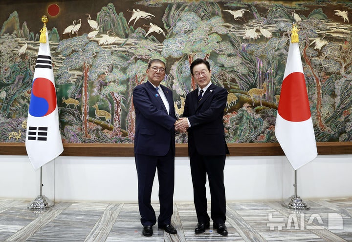 韓日, 한반도 완전한 비핵화 의지…<b>셔틀외교</b> 기반 <b>협력</b> 강화 '공감'(종합...