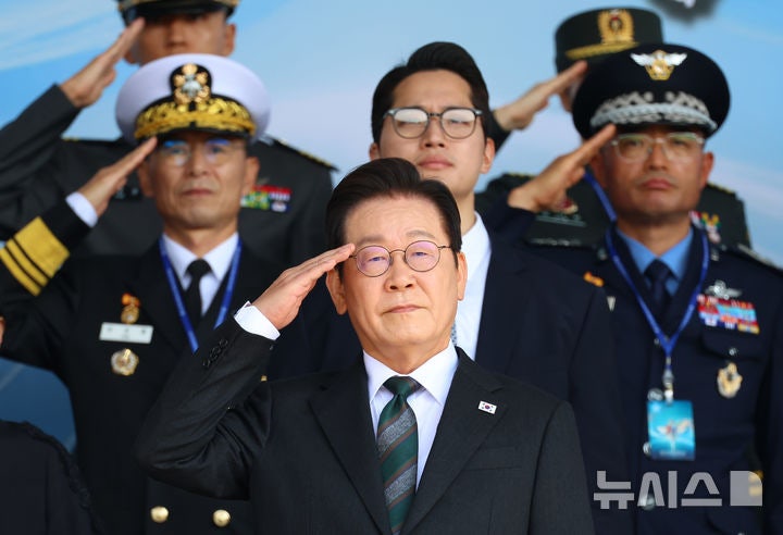 이 대통령 "강력한 <b>자주국방</b>으로 가야…전작권 회복해 방위태세 주도할...