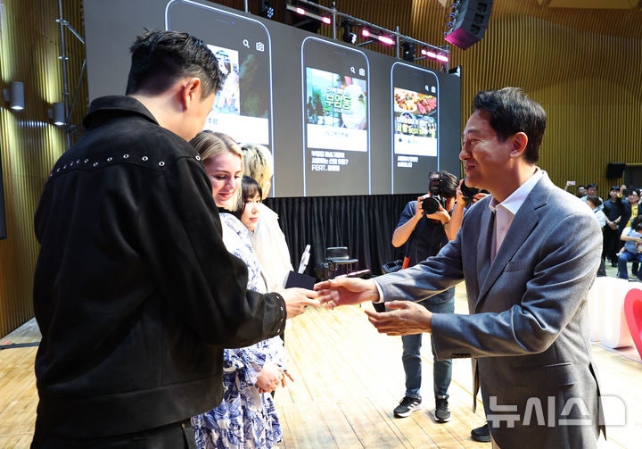 <b>오세훈</b> 시장, <b>서울 인플루언서 어워즈</b> 시상