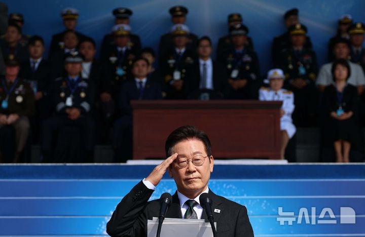 李 "굳건한 자주국방의 길로"…<b>전작권 회복</b>·장병 처우개선 강조(종합)