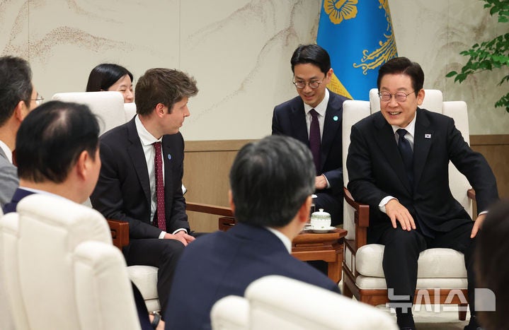 李, <b>AI</b>산업 대규모 투자 염두 "<b>금산분리 규제 완화</b> 검토" 지시(종합)