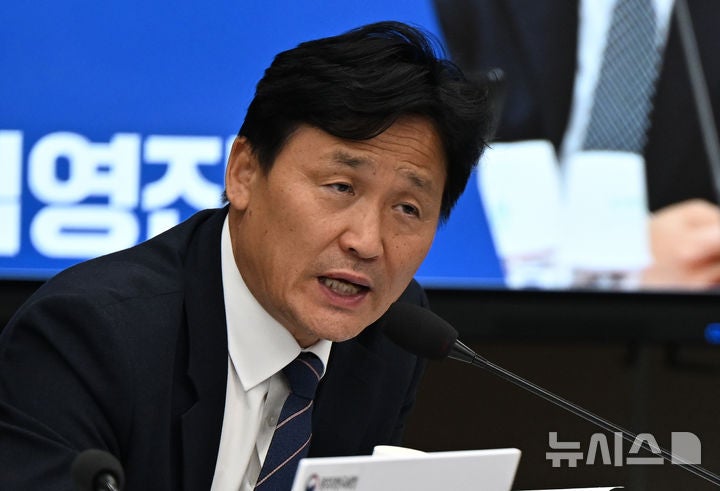 與 김영진 "<b>대통령</b>·민주당 <b>지지율 하락</b>, 지도부·추미애 등이 고민해봐...