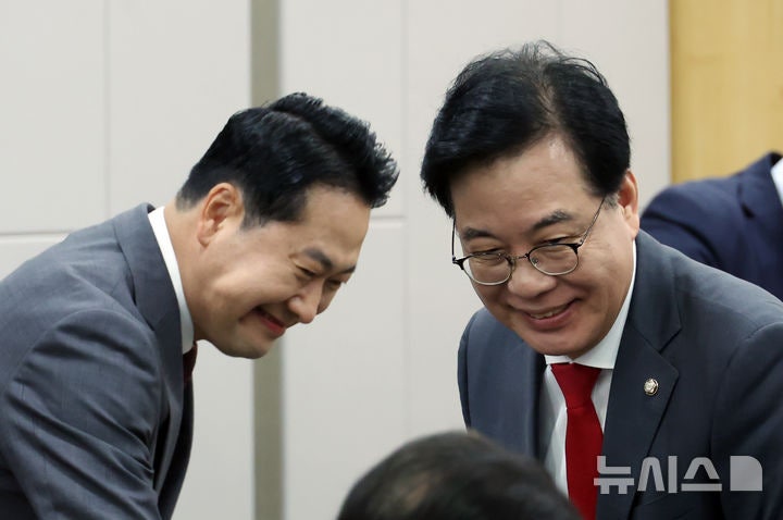국힘 지도부, 추석 연휴 전 민생 행보…<b>송편 봉사</b>·시장 청년몰 방문