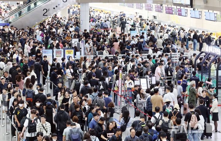 '<b>추석</b> 연휴 앞둔 <b>공항</b>' 해외 <b>여행</b> 떠나려는 시민들로 북적 [뉴시스Pic]