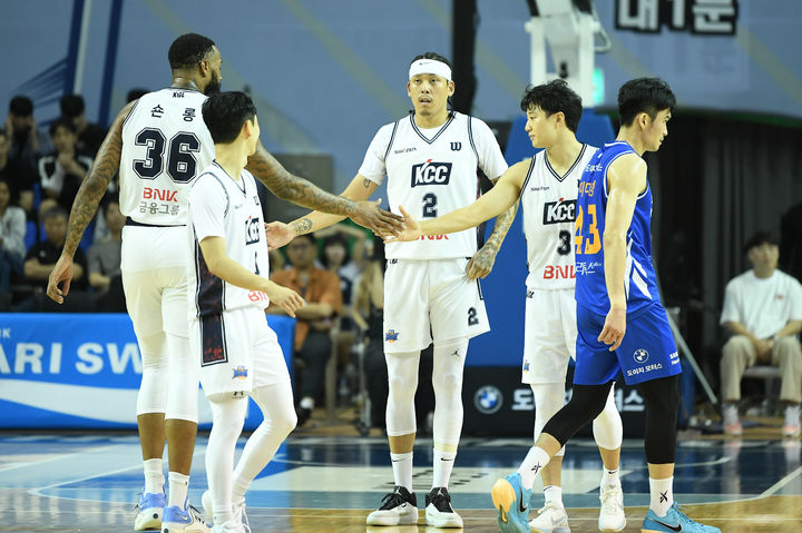 프로농구 '슈퍼팀' <b>KCC</b>, 삼성 원정서 89-82 승리…개막전 승전고