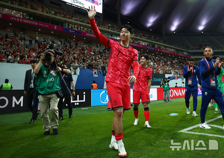<b>손흥민</b>, <b>브라질전</b> 뛰면 남자 축구 A매치 최다 출전 단독 1위