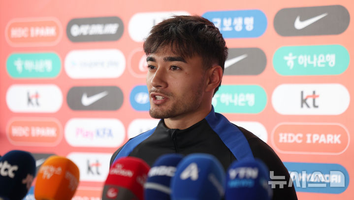 취재진과 인터뷰하는 <b>축구대표팀</b> 옌스 카스트로프