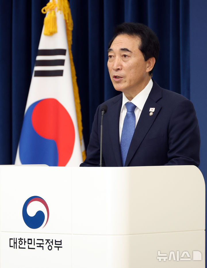 [세종=뉴시스] 강종민 기자 = 박수현 국정기획위원회 국가균형성장특별위원장이 5일 세종시 정부세종청사에서 국정기획위원회가 대통령 세종집무실 건립을 신속추진과제로 선정했다고 밝히고 