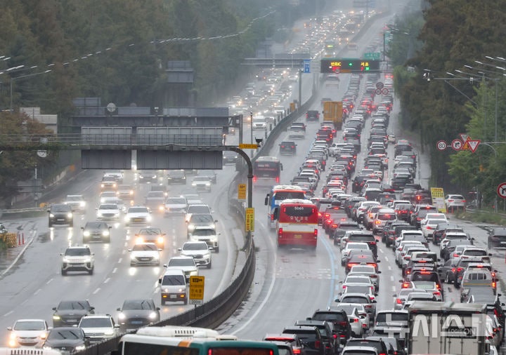 [서울=뉴시스] 황준선 기자 = 추석인 6일 오후 서울 서초구 경부고속도로 잠원IC 인근에 귀경 차량 행렬이 늘어나고 있다. 2025.10.06. hwang@newsis.com