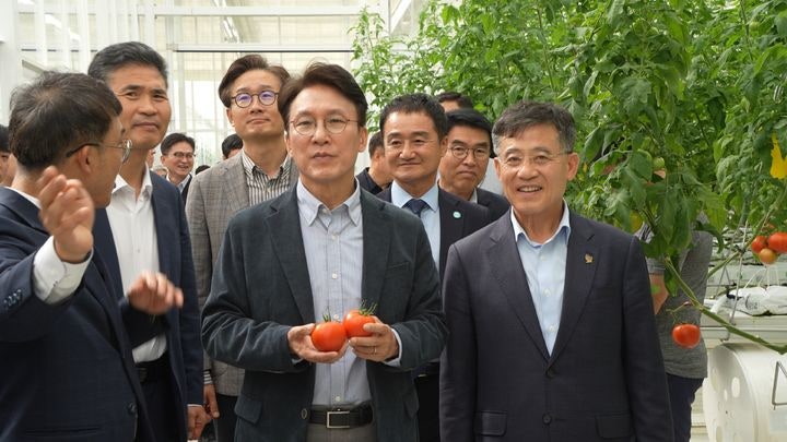 <b>김민석 총리</b>, 추석 연휴 김제 <b>스마트팜</b> 혁신밸리 찾았다