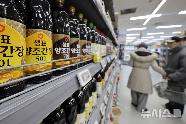 [서울=뉴시스] 최동준 기자 = 지난 2월 2일 서울 시내 한 대형마트에서 시민들이 장을 보고 있다. (사진은 기사와 직접 관련이 없습니다.) 2025.02.02. photocdj@newsis.com