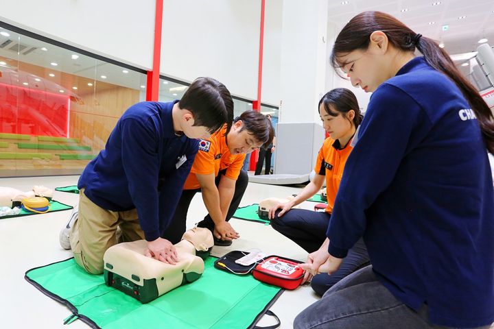 [대구=뉴시스] 티웨이항공 훈련센터에서 객실승무원들이 소방안전 교육 훈련을 통해 심폐소생술(CPR) 및 기내 응급처치 등 고강도 안전 훈련을 받고 있다. 해당 사진은 기사와 직접 