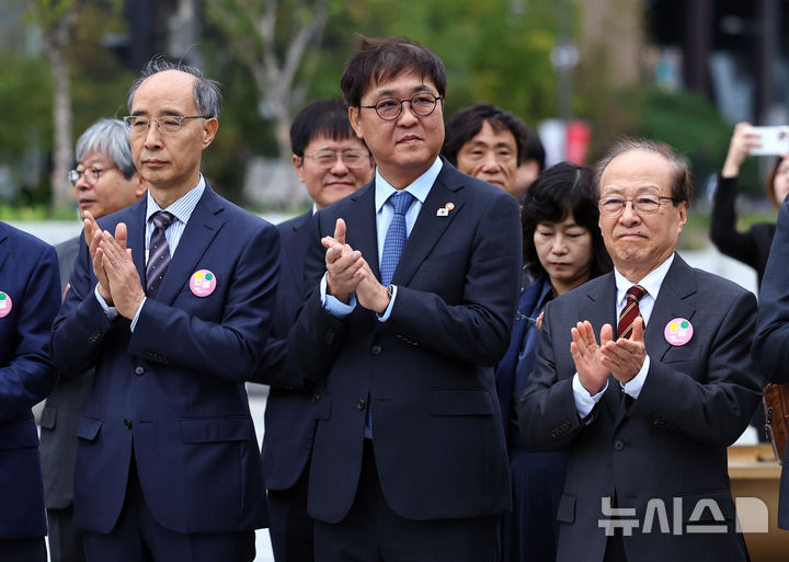 [서울=뉴시스] 최진석 기자 = 최휘영 문화체육관광부 장관이 579돌 한글날인 9일 오전 서울 광화문광장 세종대왕 동상에 헌화에 앞서 손뼉치고 있다. 2025.10.09. myjs