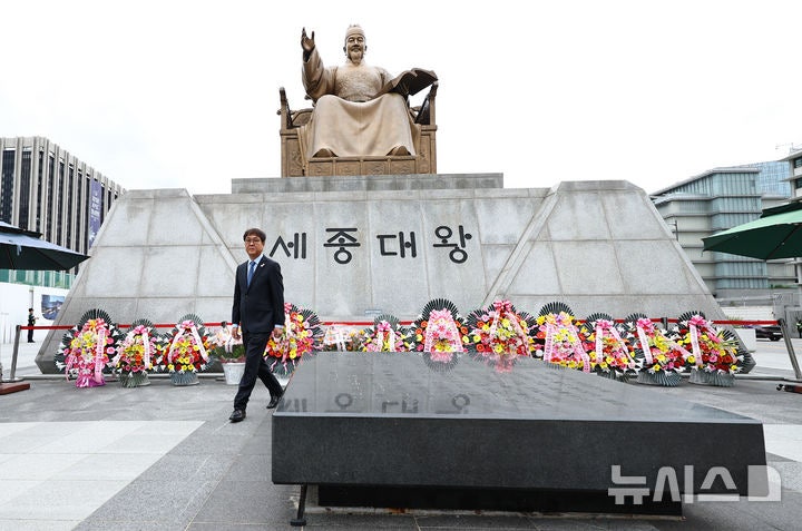 헌화 마친 <b>최휘영</b> 문화체육관광부 <b>장관</b>
