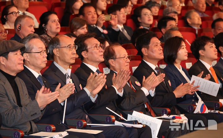 <b>한글날 경축식</b>, 박수하는 <b>김민석</b> 총리