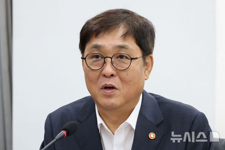 <b>최휘영</b> 문체부 <b>장관</b>, 브라질전 현장 찾아 홍명보호 응원