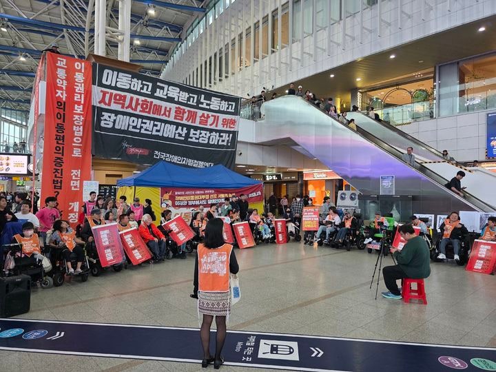 [=ý]   = ö󿬴 ̵ǿ밡 10 ￪ սǿ ڹ   ˱ϸ Ǵȸ  ִ. 2025.10.10. kimsy@newsis.com *