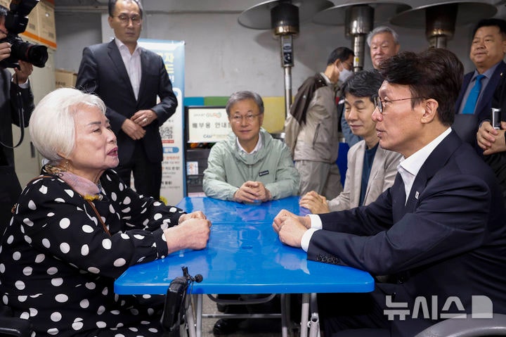 김 <b>총리</b>, 새벽 <b>인력시장</b> 찾아…"일자리·안전 위해 최선 다할 것"